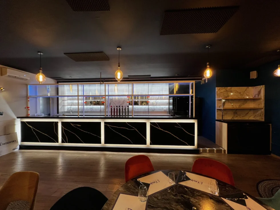Espace aménagé avec finitions de menuiserie sur mesure