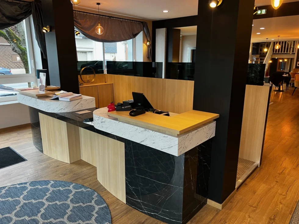 Mobilier sur mesure intégré à un aménagement intérieur