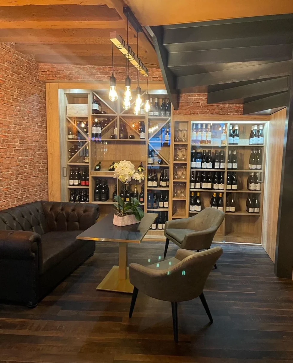 Espace intérieur aménagé avec mobilier sur mesure