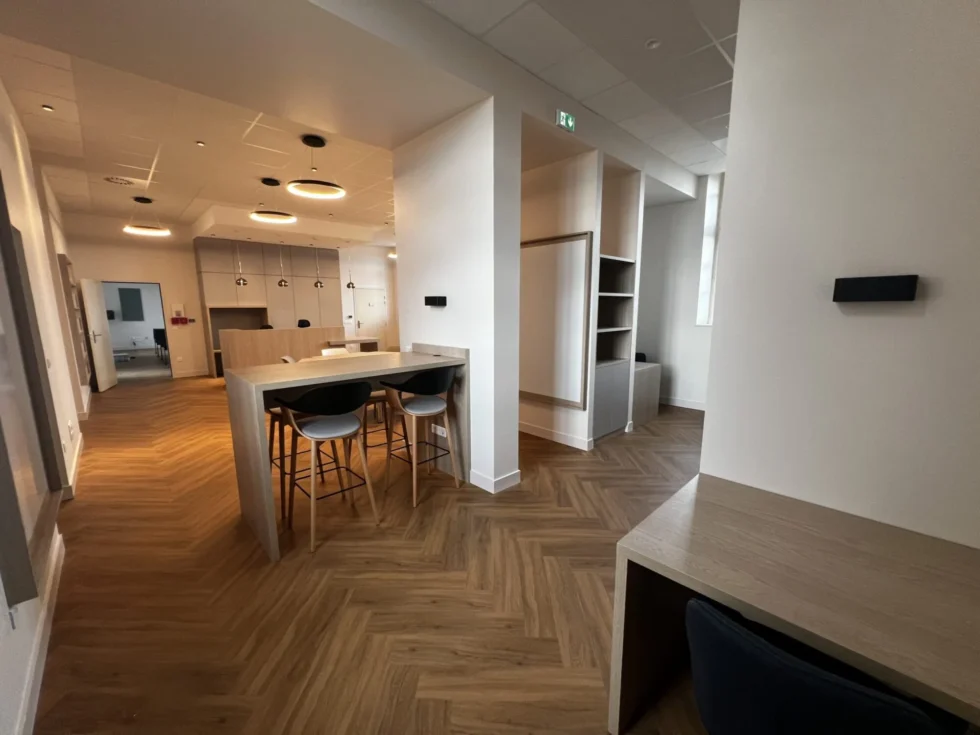 Espace de travail aménagé avec mobilier sur mesure