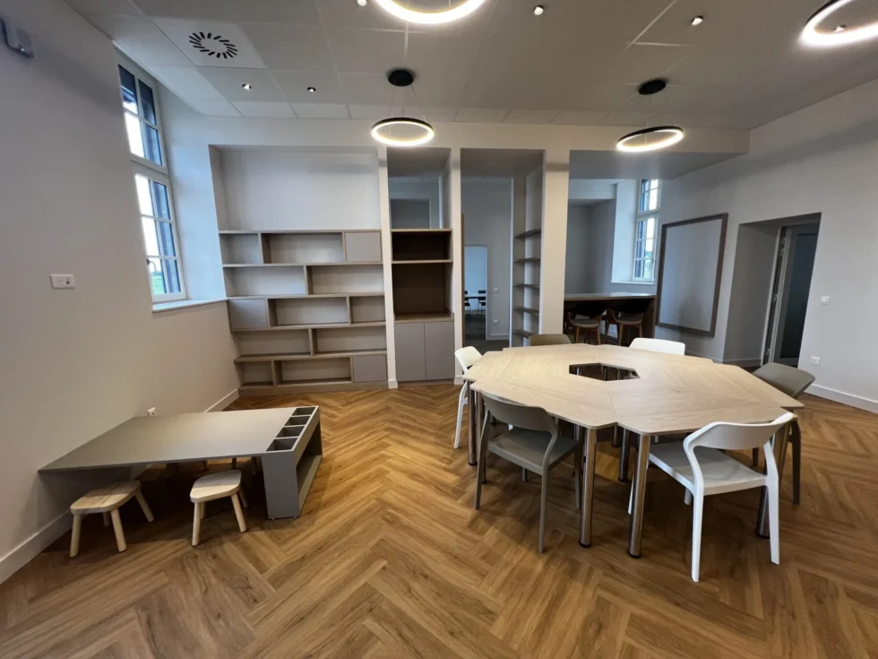 Bureau professionnel avec agencement intérieur sur mesure