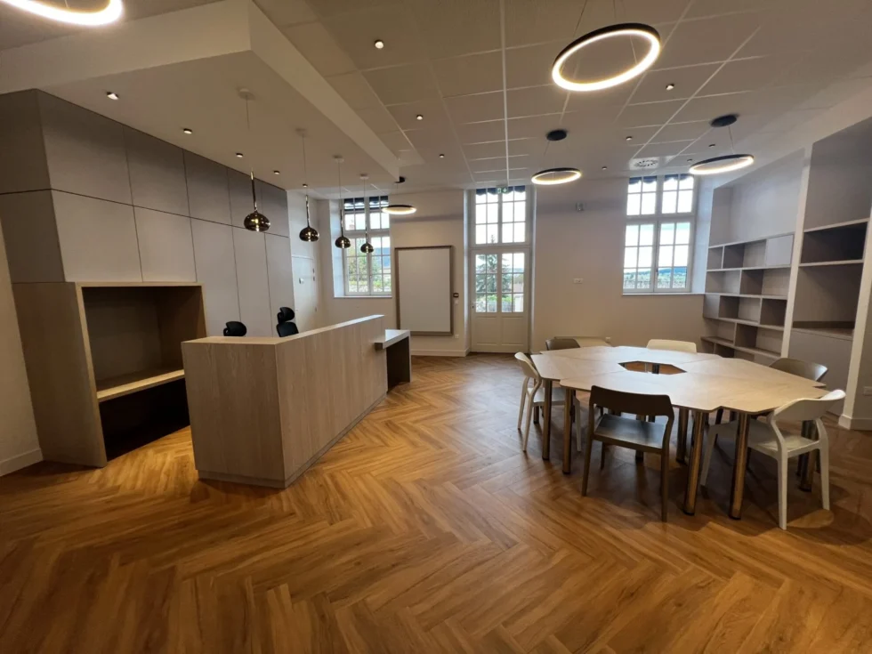 Banque d'accueil intégrée dans un espace professionnel