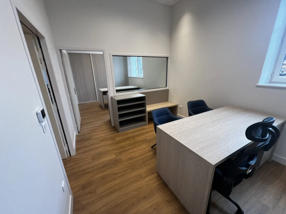 Espace tertiaire organisé avec mobilier d'agencement