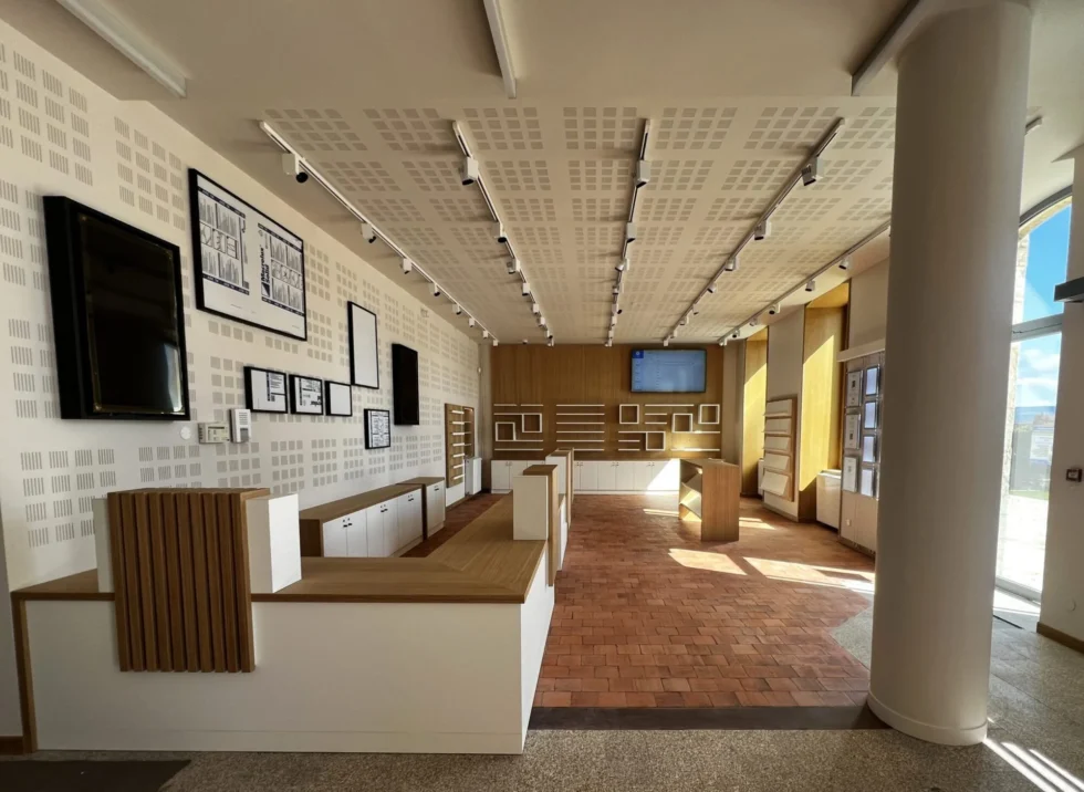 Espace intérieur aménagé avec mobilier sur mesure