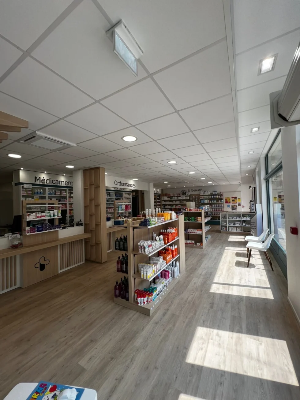 Espace professionnel aménagé avec mobilier sur mesure