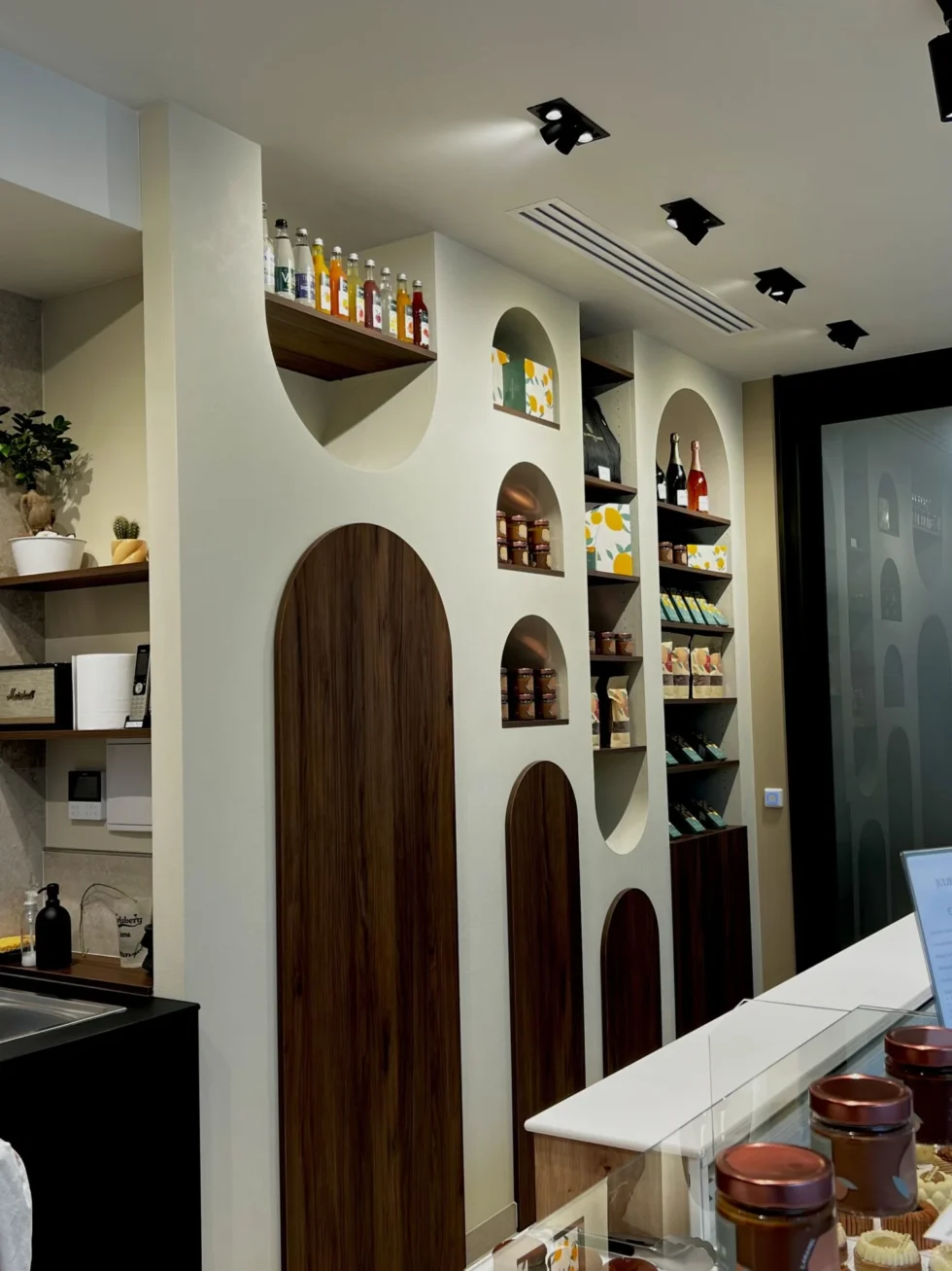 Mobilier sur mesure intégré dans un espace intérieur